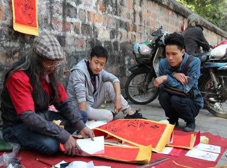 Người Hà Nội tấp nập xin chữ may mắn đầu năm